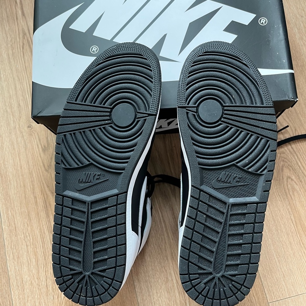 Air Jordan 1 Retro High OG "Black & White" - Picture 4 of 9